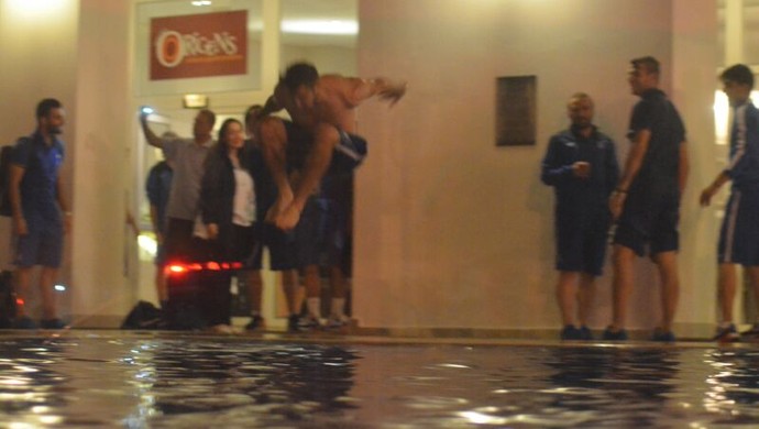 Jogadores da Grécia pulam em piscina de hotel para comemorar (Foto: João Áquila / GloboEsporte.com)