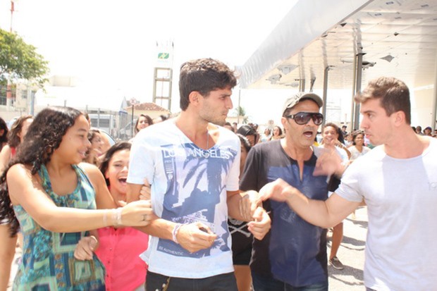 Ex-BBB André desembarca em aeroporto de Vitória (Foto: Amandio Santos/ Agência Flash Glamour)