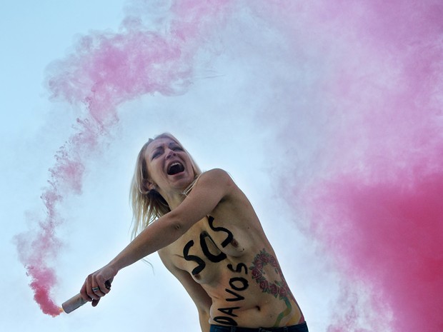 Ativista do grupo ucraniano Femen protesta contra o Fórum Econômico Mundial em Davos, na Suíça (Foto: AFP)