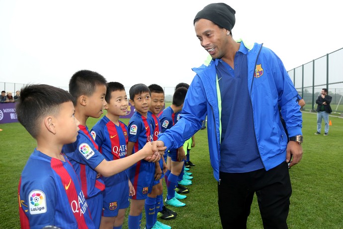 Ronaldinho escola Barcelona China (Foto: AFP)