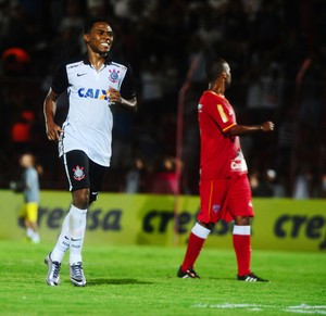 Elias sofre fissura na perna e ficará imobilizado por até quatro semanas