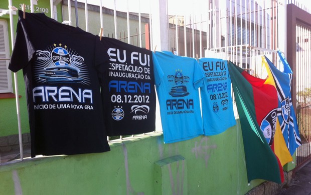 No Olímpico, camisetas para a festa já estão sendo vendidas (Foto: Tatiana Lopes/GLOBOESPORTE.COM)