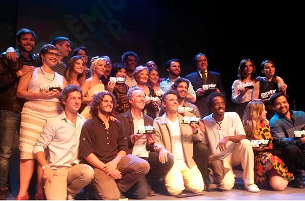 Os vencedores do Prêmio APTR junto a homenageada Glória Menezes (Foto: Globo Teatro)