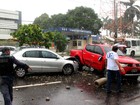 Veículo derruba poste e 'fecha' faixa de avenida na Zona Sul de Manaus