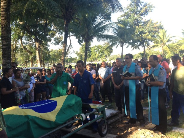 Caixão do tentente foi coberto com bandeira do Brasil (Foto: Káthia Mello / G1)