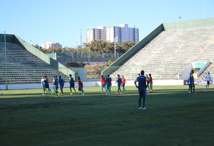 Gama fez último treino antes do jogo contra o Villa Nova-MG no Bezerrão. (Foto: Lucas Magalhães)