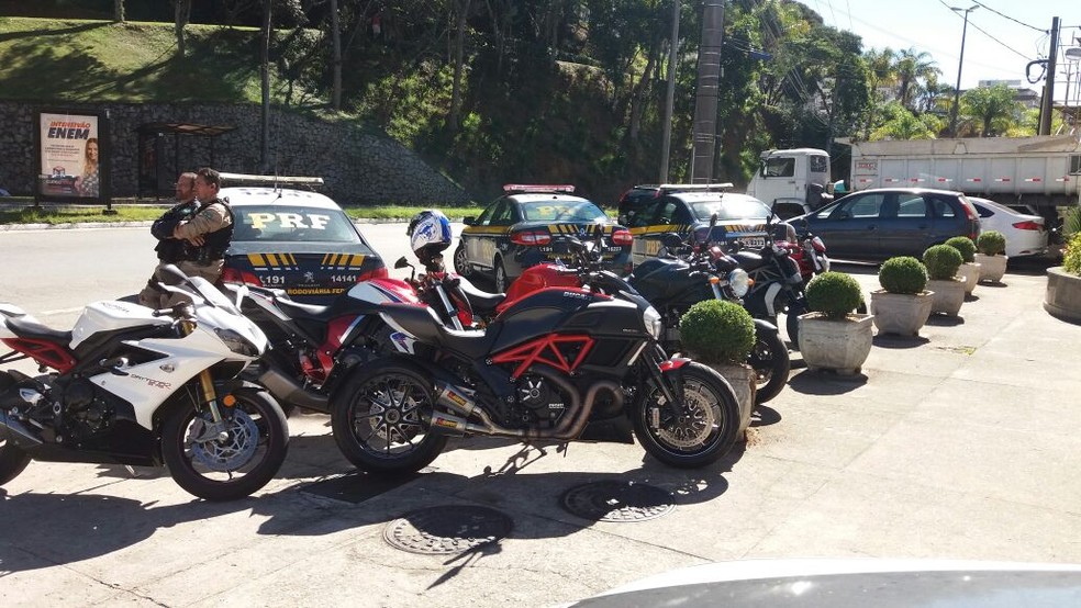 Motos apreendidas foram levadas para a 106ª DP em Itaipava (Foto: Divulgação | PRF)