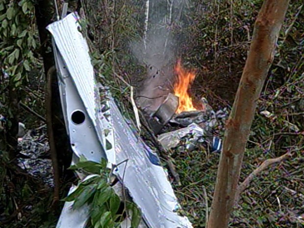 Destroços do avião pegaram fogo após a queda (Foto: Reprodução/ TV Liberal)
