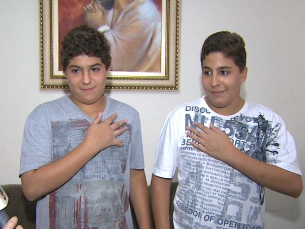 Os gêmeos Matheus e Guilherme Guimarães mostram o lado do coração (Foto: Valdinei Malaguti / EPTV)