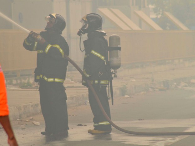 Incêndio em supermercado mobiliza Corpo de Bombeiros (Foto: Ed Santos/Acorda Cidade) Incêndio em supermercado mobiliza Corpo de Bombeiros (Foto: Ed Santos/Acorda Cidade)