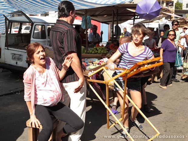 A víbora passa perrengue fugindo do rapa (Foto: Guerra dos Sexos / TV Globo)