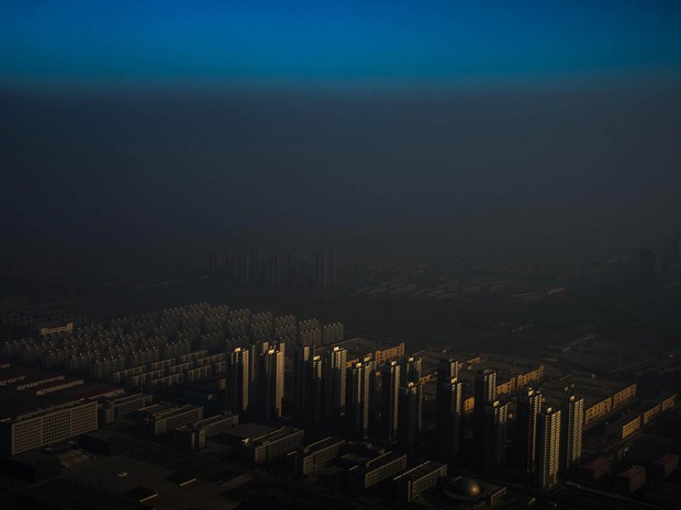 Prédios de Tianjin, no norte da China, são vistos sob espessa camada de poluição, na foto eleita vencedora na categoria 'Assuntos Contemporâneos' (Foto: Zhang Lei/World Press Photo 2016)