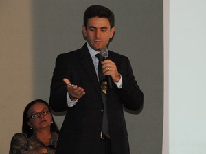 Delegado Aldrovilli Grisi apresentou o celular da criança, furtado no dia em que foi morta, e peça fundamental nas investugações (Foto: André Resende/G1) Delegado Aldrovilli Grisi apresentou o celular da criança, furtado no dia em que foi morta, e peça fundamental nas investugações (Foto: André Resende/G1)