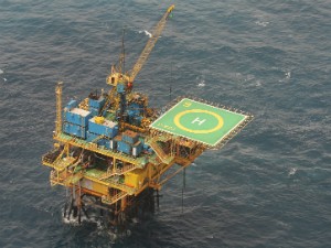 furo no oleoduto que leva óleo da plataforma Atum 2 para a Plataforma Xaréu 3, no litoral de Paracurux fez vazar 15,6 litros de óleo (Foto: Thiago Gaspar/Agência Diário)