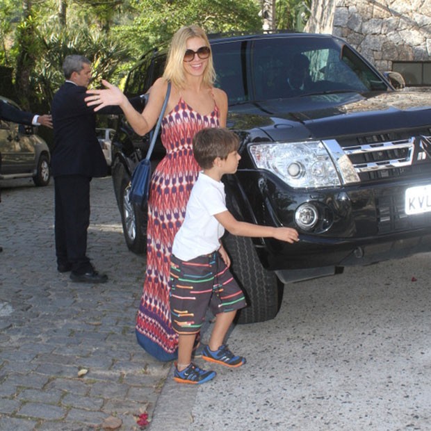 CArolina Dieckmann e o filho caçula, José (Foto: Fábio Martins/Foto Rio News)