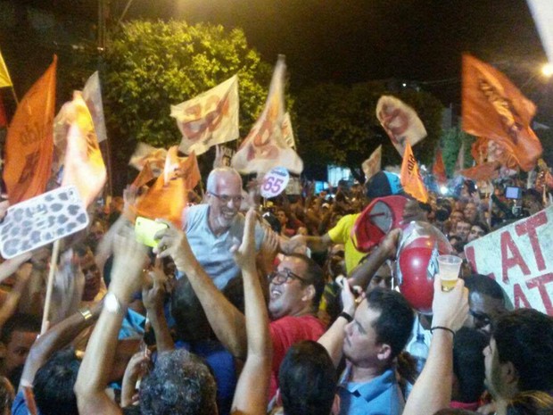 ARACAJU (SE): Edvaldo Nogueira comemora a vitória nos braços de seus eleitores (Foto: Tassio Andrade/G1) ARACAJU (SE): Edvaldo Nogueira comemora a vitória nos braços de seus eleitores (Foto: Tassio Andrade/G1)