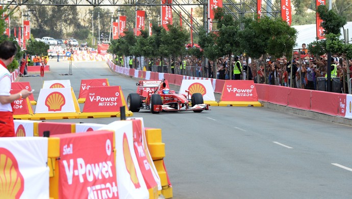 Ferrari faz exibição com Marc Gené em Joanesburgo, África do Sul (Foto: Divulgação)