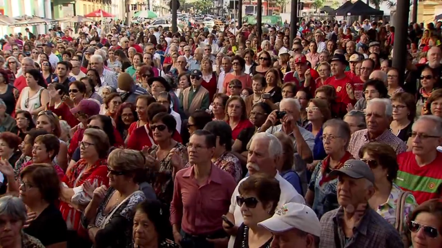 Público lota o bairro do Valongo (Foto: Reprodução/TV Tribuna)