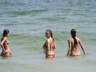 Sereias: Sophie Charlotte, Thaila Ayala e Fiorella Mattheis se divertem em praia do Rio