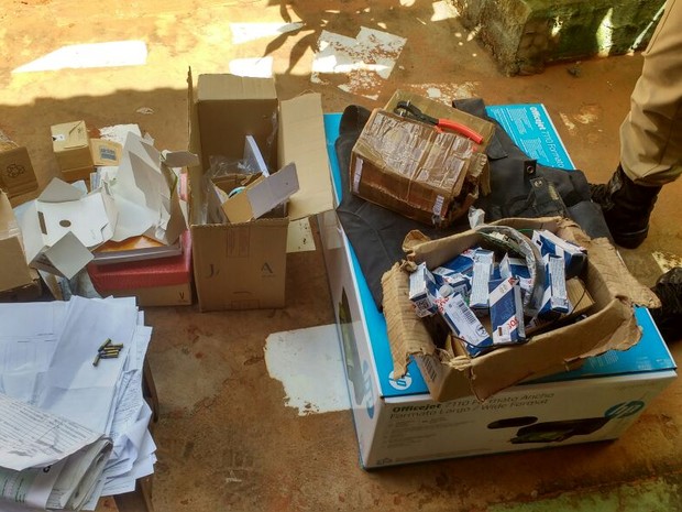 Vários documentos foram encontrados com os suspeitos (Foto: Divulgação/Polícia Militar)