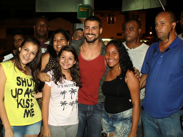 Cauã Reymond com fãs no Rio (Foto: Roberto Cristino/ Ag. News)