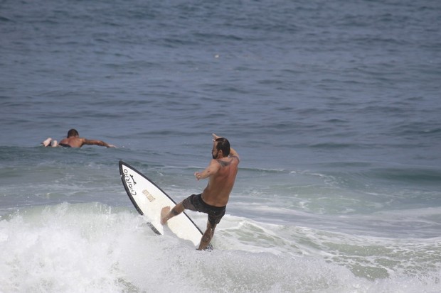 Paulo Vilhena surfa na Prainha (Foto: Dilson Silva / AgNews)