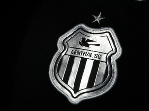 escudo central (Foto: André Ráguine / GloboEsporte.com)