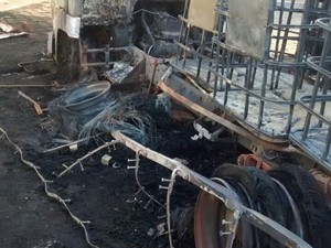 Após explosão, fogo atingiu outro caminhão estacionado no posto de combustível (Foto: Divulgação)