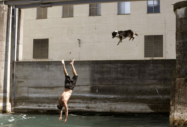 Simon Smit e seu cão durante salto em rio de Zurique (Foto: Arnd Wiegmann/Reuters)