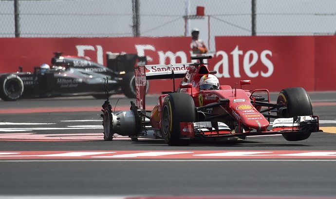 Sebastian Vettel teve pneu furado na largada do GP do México (Foto: AFP)