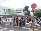 Alunos da Uespi bloqueiam trânsito em protesto na capital e Picos