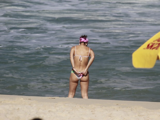 Camila Rodrigues na praia (Foto: Dilson Silva / AgNews)