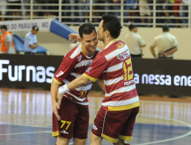 Vinicius e Falcão, do Orlândia, na final da Liga Futsal contra Joinville (Foto: Luciano Bergamaschi / CBFS)