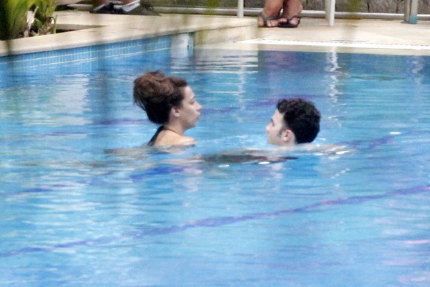 Kevin Jonas com Danielle na piscina do hotel (Foto: Marcos Ferreira / Foto Rio News)