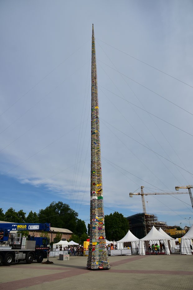 A torre alcançou 35,05 metros de altura, ultrapassando o recorde anterior, que era de 34,76 metros. Os organizadores haviam separado cerca de 600 mil peças de Lego para o evento (Foto: Giuseppe Cacace )