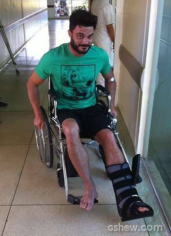 Kiko Pissolato conta sobre acidente com o pé (Foto: Caldeirão do Huck/TV Globo)