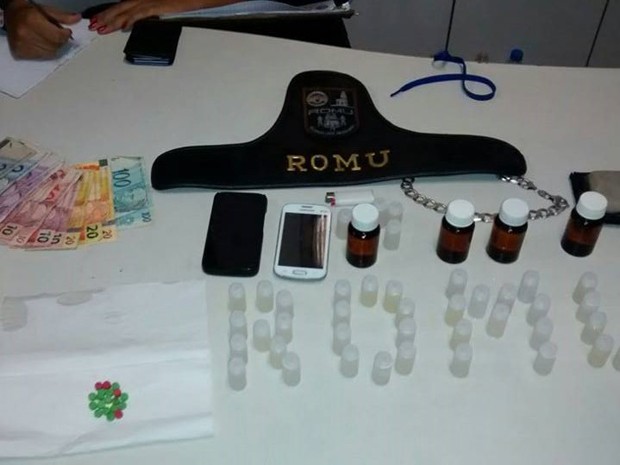 Drogas foram apreendidas e suspeitos levados até DP (Foto: Divulgação / Prefeitura de Guarujá)