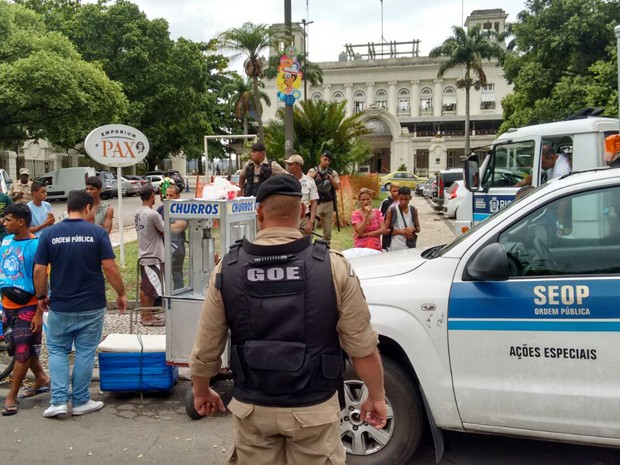 Agentes da Seop trabalharam em parceria com a Guarda Municipal para impedir que foliões urinem nas ruas. (Foto: Divulgação /Seop)