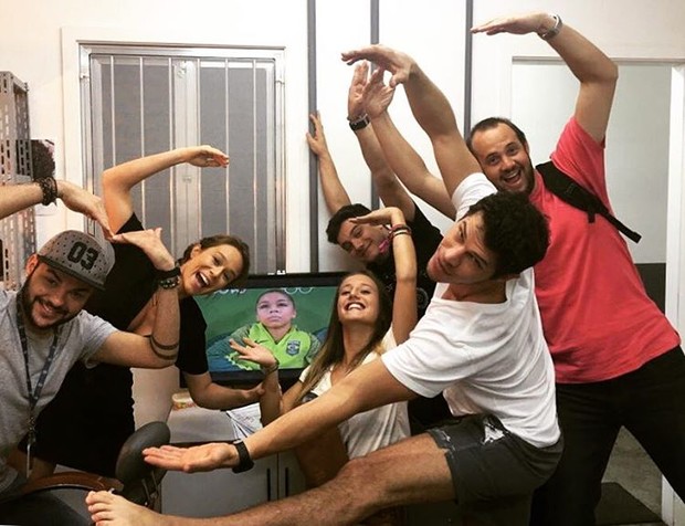 Elenco de Haja Coração se reúne para assistir Olimpíada (Foto: Reprodução / Instagram)