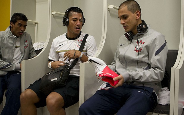 Paulinho, Ralf, Fabio Santos (Foto: Daniel Augusto Jr. / Agência Corinthians)