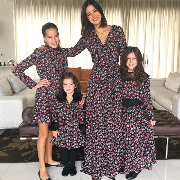 No Dia das Mães,  Vera Viel e filhas posam com mesma estampa (Foto: Instagram / Reprodução)