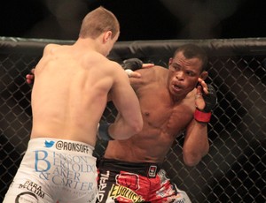 MMA - UFC Jaguará do Sul - Francisco Massaranduba x Jesse Ronson (Foto: Rodrigo Malinverni)