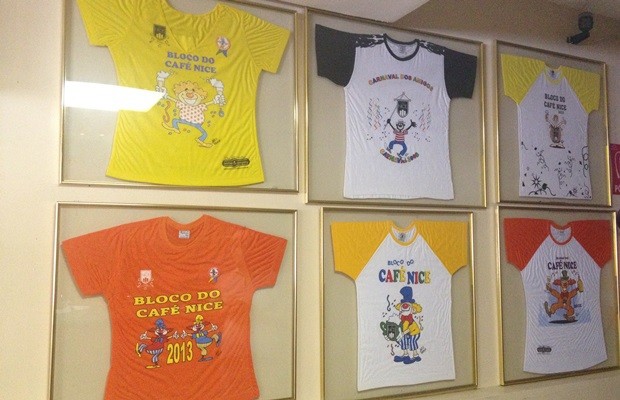 Camisetas usadas desde 2008 por foliões do bloco (Foto: Fernanda Borges/G1)