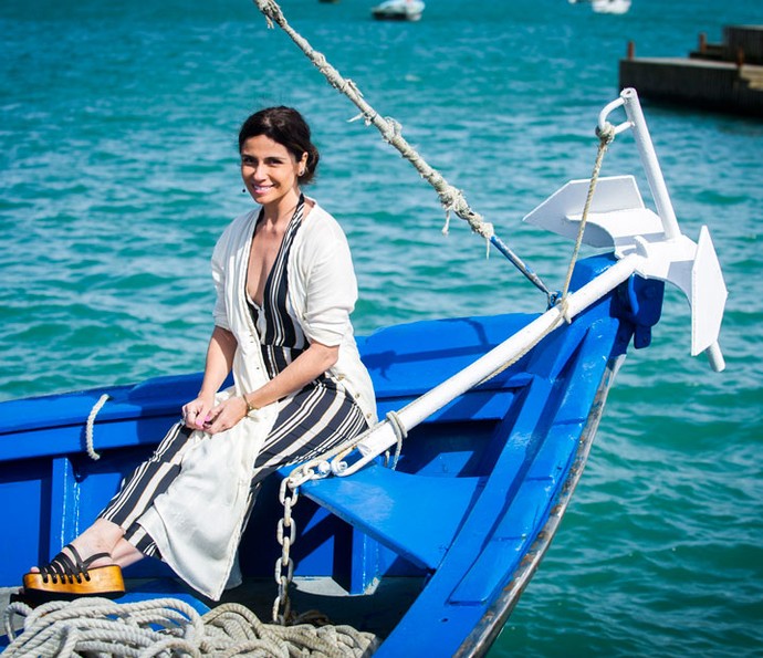 Alice aposta em macacão com sandália plataforma. Uma graça para esse passeio de barco, né? (Foto: TV Globo / João Miguel Júnior)