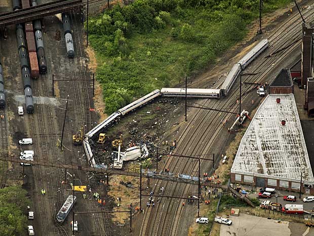 Trem da Amtrack descarrila em trecho em curva e, segundo investigação, estava a mais de 160 km/h ao atravessar região. (Foto: Lucas Jackson / Reuters)