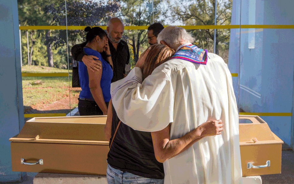 Padre Júlio Lancellotti, da Pastoral do Povo na Rua, deu apoio à Aristides e realizou a cerimônia de sepultamento de Ricardo  (Foto: TIAGO QUEIROZ/ESTADÃO CONTEÚDO)