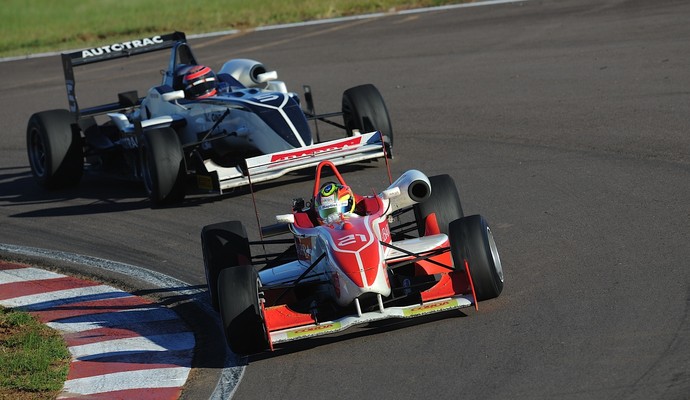 Pedro Piquet pressionou Vitor Baptista até os últimos metros da corrida (Foto: Duda Bairros / Divulgação)