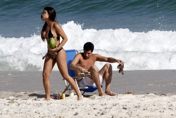 Patrícia Jordane na praia (Foto: Marcos Ferreira / Foto Rio News)