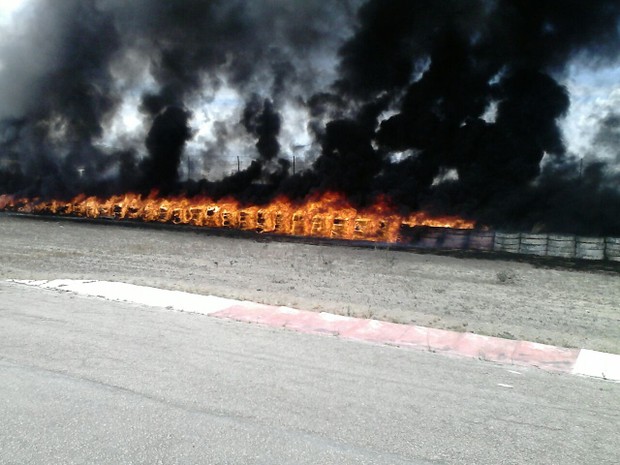 Fogo atingiu pneus que estavam em um depósito e eram utilizados para fazer o isolamento da pista (Foto: Divulgação/Corpo de Bombeiros) Fogo atingiu pneus que estavam em um depósito e eram utilizados para fazer o isolamento da pista (Foto: Divulgação/Corpo de Bombeiros)