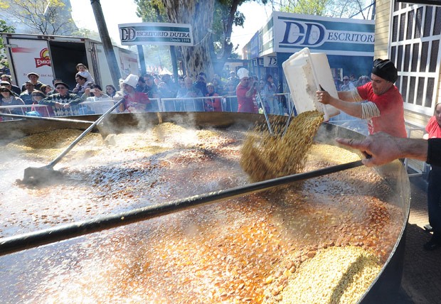 Cozinheiros uruguaios bateram recorde com sopa de lentilhas de 2,3 mil quilos (Foto: Miguel Rojo/AFP)